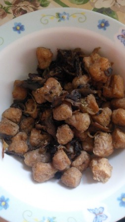 вего соевое мясо с луком и грибами